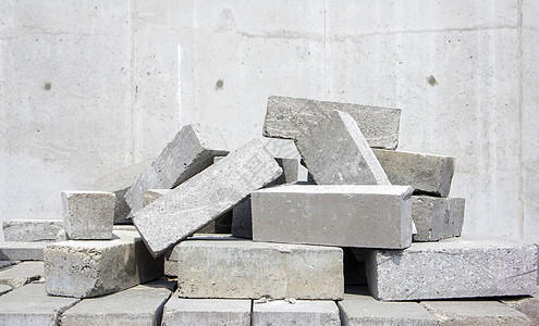 一堆水泥型砖 实心砖用于建筑 施工现场有许多松散的混凝土砖砖块房地产岩石正方形房子黏土石头构造建筑学基石图片