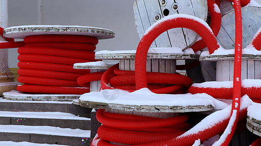 用于保护电气装置中电缆的红色柔性波纹管大卷 许多彩色聚乙烯塑料软管用于管道系统的施工安装工程通讯弯曲卷轴地面材料建造塑料接线图片