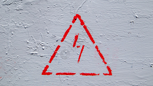 红色电气危险标志 在灰色漆金属接合盒上的三角形上闪电图片