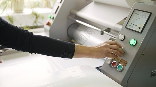 妇女手在印刷机 测谎工业工作上图片