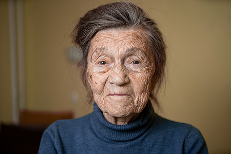 九十岁的白种人老祖母专注地看着 微笑着 感到快乐 大画像 脸上有很深的皱纹 头发花白 主题养老金领取者 老人和长寿妇女老太婆老化图片