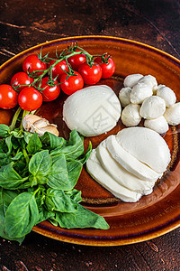 Mozzarella奶酪 面包和番茄樱桃 准备煮卡布雷斯沙拉蔬菜小吃乡村午餐草本植物叶子桌子烹饪沙拉胡椒图片