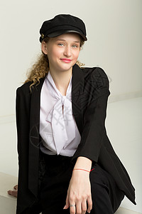 穿着优雅西装和帽子的快乐女孩的肖像高清图片