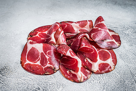 Coppa 厨房桌上的火腿被治好了 白背景 顶部视图食物美食草本植物香料美味猪肉乡村木板熟食熏制图片