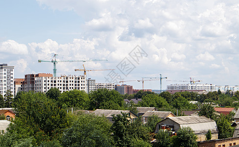 与正在建设中的新摩天大楼的天际线 城市景观与多层住宅楼 在建房屋图片