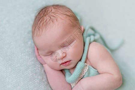 婴儿可以睡午睡 哦她身边孩子头发女孩新生睡觉发带蓝色睡眠休息戏服图片