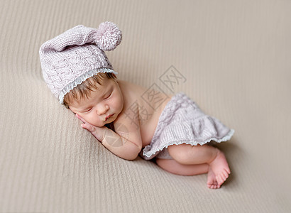 可爱的小宝宝甜蜜的睡着白色梦幻帽子女孩毯子眼睛婴儿孩子皮肤童年图片
