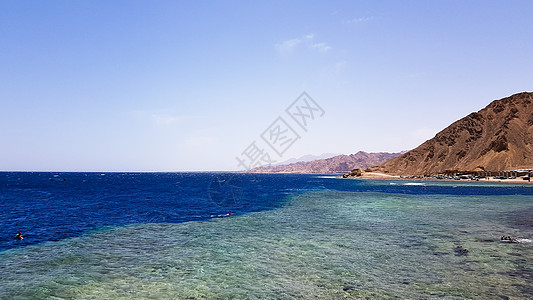 蓝洞是东西奈半岛的热门潜水点 达哈布红海阳光明媚的海滩度假村 沙姆沙伊赫附近的著名旅游胜地 明媚的阳光海岸线运动太阳晴天海岸蓝色图片