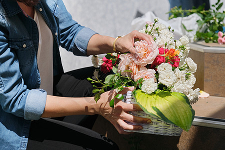 花篮创建工作流程 在户外做花卉布局的女性花卉种植者植物组织作品装饰园艺花束活动装潢玫瑰风格图片