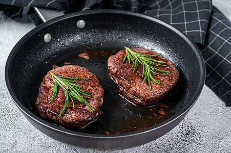 煎锅牛肉牛排 白色背景 顶端视图草本植物胡椒食物牛扒迷迭香香料烧烤奖章美食午餐图片