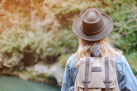 女性旅行者在户外行走图片