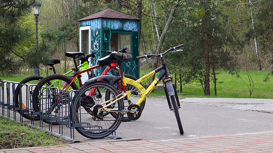 城市公园的停车场停放着各种非出租自行车图片
