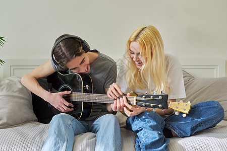 具有创意的青少年朋友 乐器 音响吉他和乌鲁勒音乐家友谊玩家歌曲唱歌女孩男生青年朋友们歌手图片
