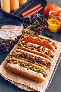 美国的热狗 配有 深木木背景的原料午餐面包薯条小吃美食垃圾食物小狗脂肪桌子图片