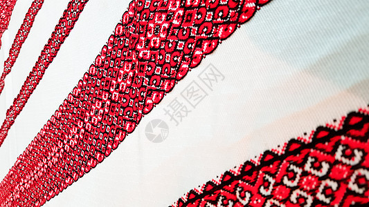乌克兰民间手工刺绣 在白色织物上用红黑色线绣的装饰品 黑色和红色螺纹刺绣装饰 白色织物上的乌克兰民族民间刺绣工艺艺术文化纺织品黑图片