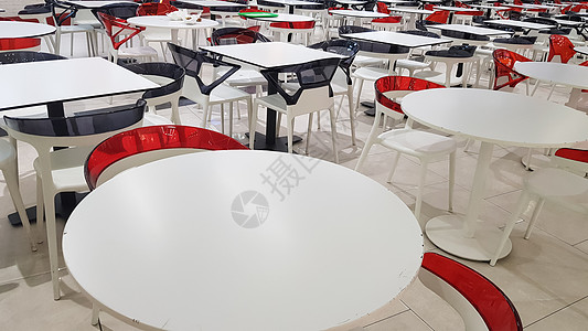 没有人的商场里有塑料白红桌椅的食品区餐饮餐厅咖啡屋流感中心建筑食物午餐顾客大厅图片