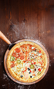 经典意大利比萨饼在木托盘上 在意大利一家小餐厅服务过面团香肠菜单食物午餐咖啡店桌子海报烹饪插图图片