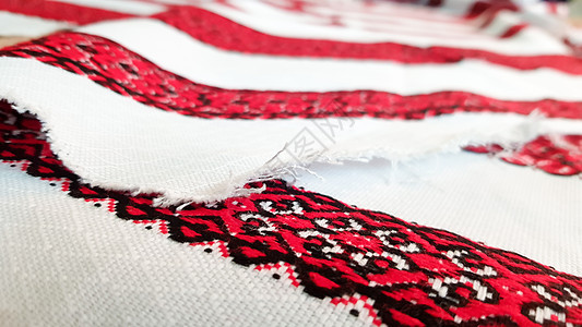 乌克兰民间手工刺绣 在白色织物上用红黑色线绣的装饰品 黑色和红色螺纹刺绣装饰 白色织物上的乌克兰民族民间刺绣针线活艺术奇思妙想工图片