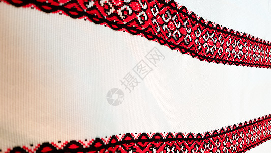 乌克兰民间手工刺绣 在白色织物上用红黑色线绣的装饰品 黑色和红色螺纹刺绣装饰 白色织物上的乌克兰民族民间刺绣工作黑红艺术纺织品奇图片