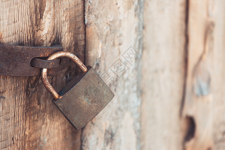 旧旧的金属锁 木制门生锈 锁着以备安全锁孔隐私窗户挂锁钥匙闩锁框架房间公寓入口图片