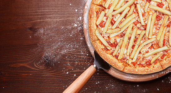 经典意大利比萨饼在木托盘上 在意大利一家小餐厅服务过午餐带子女士垃圾红色香肠雕刻白色潜艇食物图片