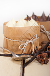 巧克力香草和辣椒奶油蛋糕甜点奶油肉桂细绳面包芳香香料桌子香气蛋糕豆荚图片