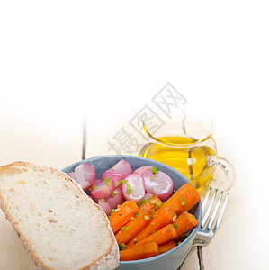 碗上蒸根蔬菜甜菜健康木头橙子萝卜面包团体饮食草药乡村图片