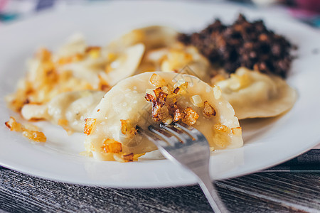 饺子 肉馅 配炸洋葱和肉片 Varenyky vareniki pierogi pyrohy 有馅的饺子美食烹饪馅料糕点土豆抛光图片