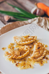 饺子 肉馅 配炸洋葱和肉片 Varenyky vareniki pierogi pyrohy 有馅的饺子烹饪牛肉水饺馅料糕点抛光图片