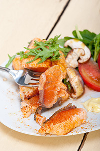 烤鲑鱼肉加蔬菜沙拉海鲜鱼片盘子辣椒油炸草药炙烤午餐香料食物图片