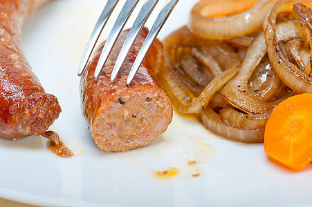 用铁棍烤的牛肉香肠烧烤熏制洋葱棕色美食午餐食物白色烹饪营养图片