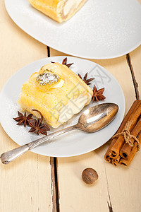 奶油蛋糕甜点和调味品馅饼乡村传统奶制品美食食物白色小吃木头糕点图片
