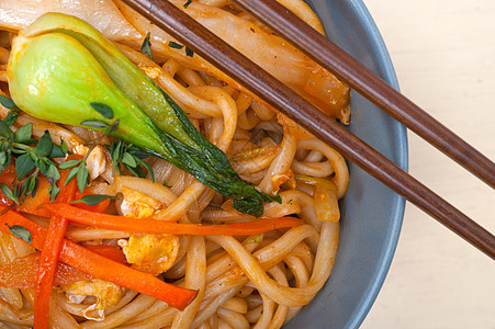 手拉拉面用餐蓝色乡村筷子食物盘子蔬菜饮食面条拉面图片