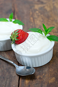 希腊有机酸奶和草莓木头牛奶早餐奶制品味道旋转浆果小吃水果乳制品图片