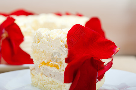 鲜奶奶油芒果蛋糕生日美食糕点玫瑰水果食物宏观甜点漩涡蛋糕背景图片