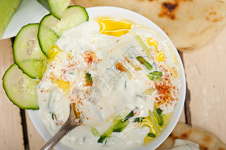 阿拉伯中东部山羊酸奶和黄瓜沙拉拉班美食食物奶油蔬菜营养盘子图片