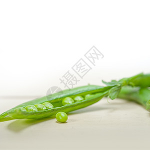 新鲜的绿豆豆荚蔬菜食物营养豆类农业种子美食木头白色图片