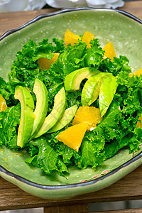 新鲜鳄梨沙拉水果饮食盘子木头午餐减肥美食食品沙拉叶子图片