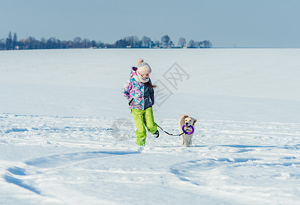 女孩与狗在雪中奔跑场地猎犬喜悦哺乳动物忠诚幸福跑步晴天朋友宠物图片