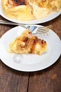 新鲜梨饼焦糖馅饼面包烹饪早餐木头水果棕色美食小吃图片