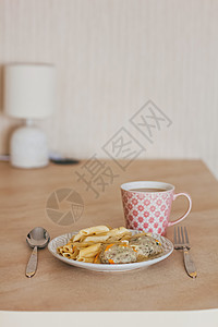 早餐风景 有意大利面和咖啡杯的自制肉串食物蔬菜烹饪小吃猪肉面条营养沙拉桌子美食图片