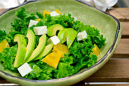 新鲜鳄梨沙拉蔬菜叶子木头盘子午餐食物减肥食品沙拉乡村图片