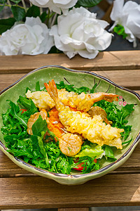 配沙拉的日本新鲜虾蔬菜餐厅盘子对虾老虎寿司油炸饮食食物海鲜图片