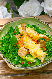 配沙拉的日本新鲜虾老虎蔬菜盘子海鲜餐厅海胆贝类对虾食物食品图片