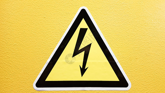 安全标志黄色和黑色粘在黄色的墙上 在三角小心的高压闪电小心危险电死亡电压震惊标签金属风险电气注意力警告活力贴纸图片