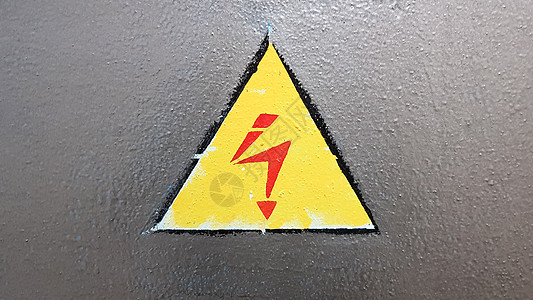 银色金属背景上的黄色和红色安全标志 在三角小心的高压闪电小心危险电死亡风险震惊警告冒险标签电气贴纸注意力电压三角形图片