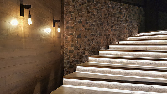 带木台阶的照明楼梯 夜间在大房子的内部照明梯子建筑石头建筑学木头地面脚步公寓安全灯泡图片