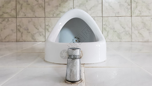 公共厕所 一个瓷器小便池 内脏为男人准备碗壁橱瓷砖洗手间摊位排尿陶瓷男性卫生间地面小便图片