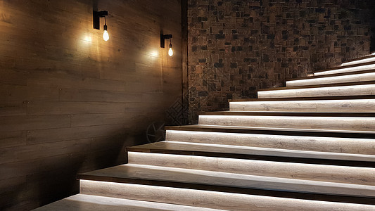 带木台阶的照明楼梯 夜间在大房子的内部照明建筑奢华大厦梯子石头地面公寓木头安全黑暗图片