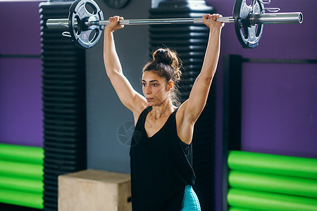 健身房运动举重的体操女运动员练习活力重量身体活动女孩女性力量盘子俱乐部图片